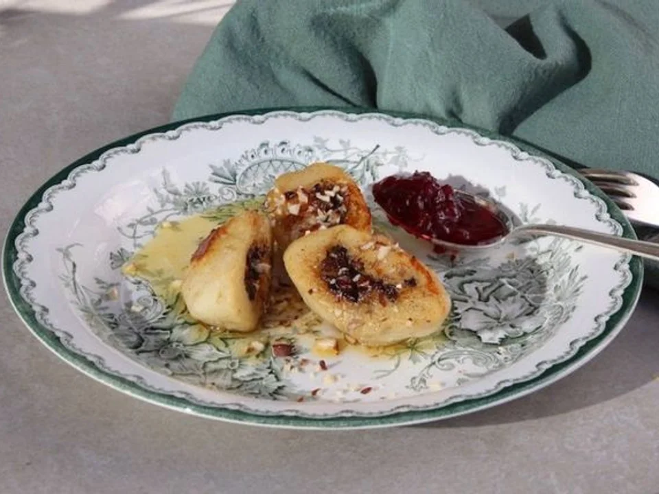 Stekta kroppkakor med svamp och hasselnötter