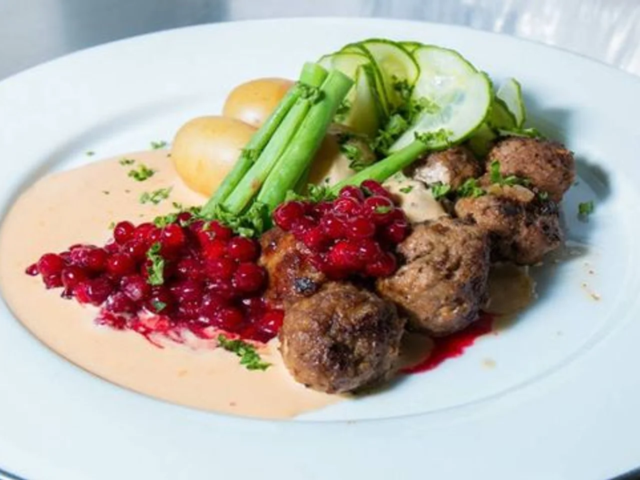 Vegköttbullar med grönpepparsås, pressgurka och rårörda lingon