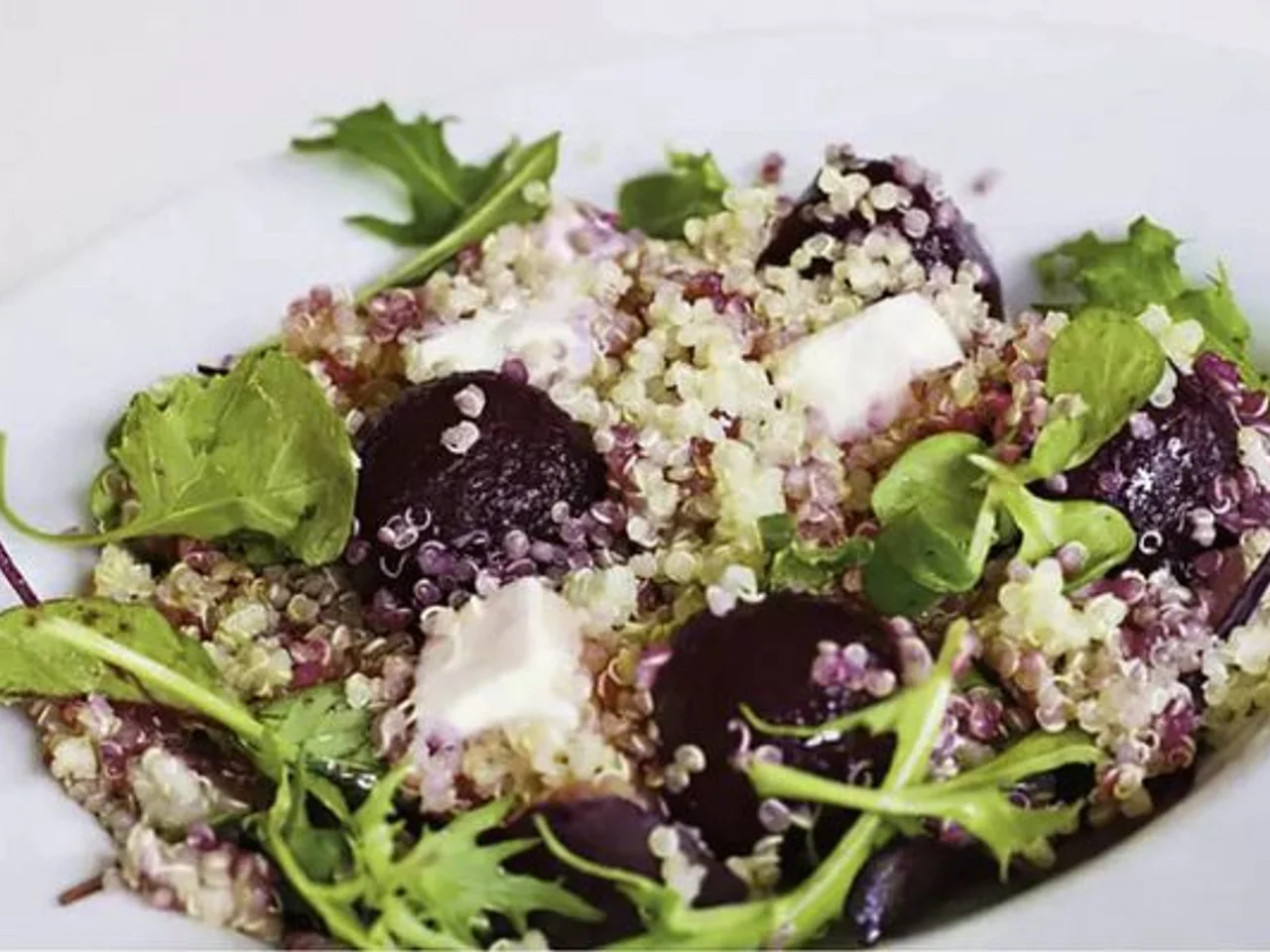 Rödbetssallad med hemgjord pesto och quinoa